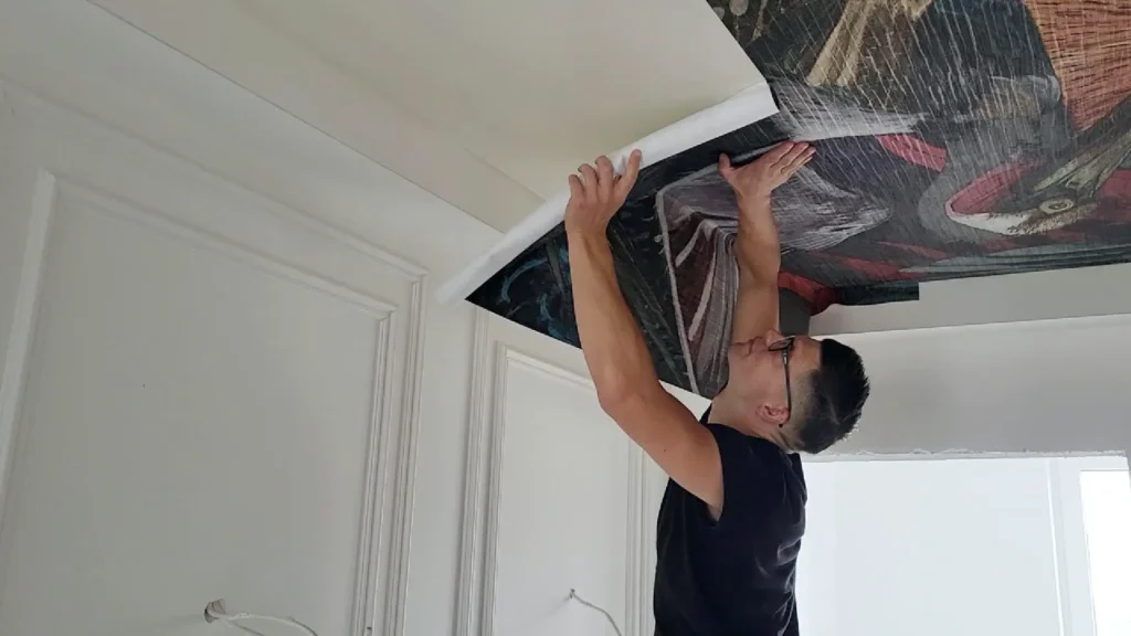 adrian-zaliwski-sufit Tapeciarz przykleja tapetę na suficie